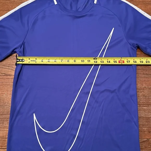 Nike tee - Picture 3 of 7